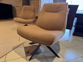 Fauteuil, cognac stof, zwart metalen onderstel